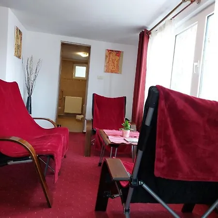 Tudor View Apartment *